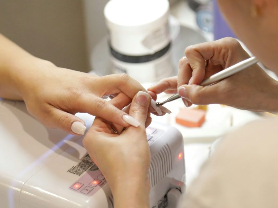 Na ilustračnej snímke manikúra v salóne.