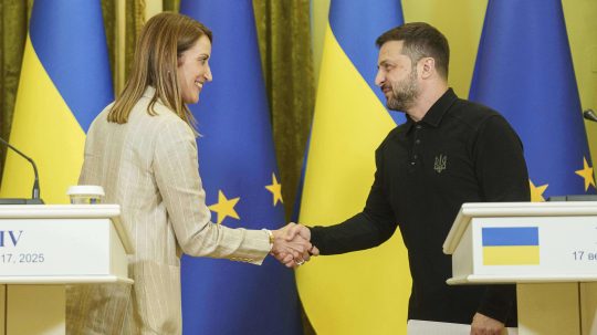 Predsedníčka Európskeho parlamentu Roberta Metsolová a ukrajinský prezident Volodymyr Zelenskyj.