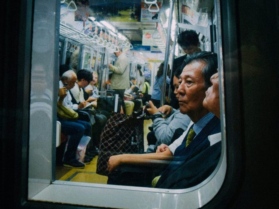 Ilustračná snímka Japoncov v metre.