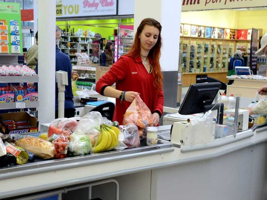 Predvianočné nákupy v obchodnom centre v Košiciach.