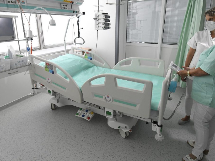 Na snímke zdravotný personál pracuje v nových priestoroch.