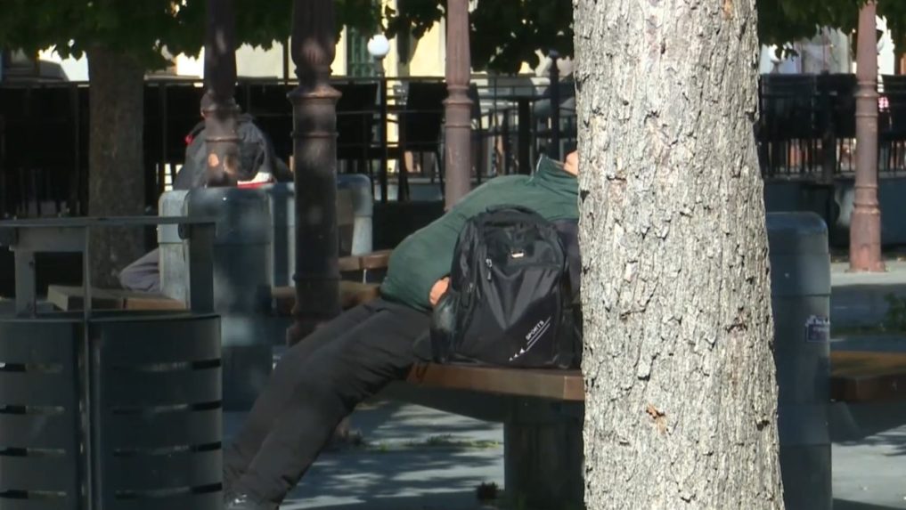 Na snímke muž na ulici.