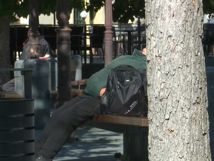 Na snímke muž na ulici.