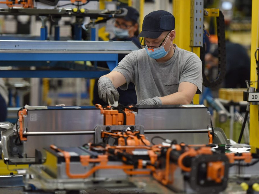 Zamestnanec pracuje v baterkárni.