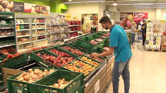 Na snímke je osoba v supermarkete.