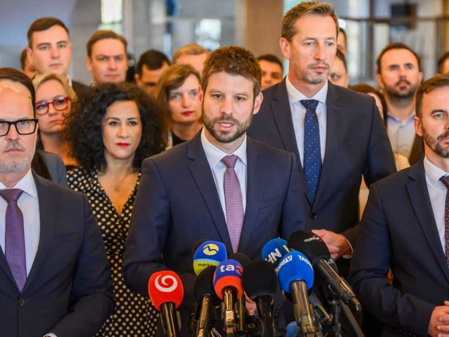 Na snímke predstavitelia opozície Gröhling, Šimečka, Majerský a Šipoš.