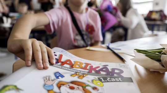 Na snímke žiačka so šlabikárom počas otvorenia školského roka 2025/2026 na Základnej škole s materskou školou v Slovenskom Grobe v pondelok 1. septembra 2025.