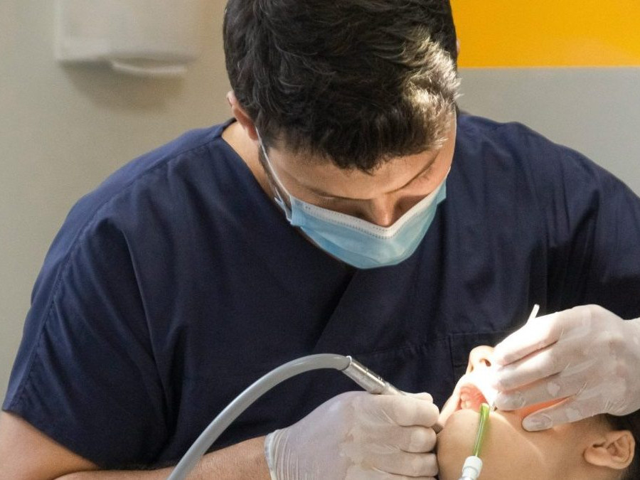 Ilustračná snímka zubára a pacienta.