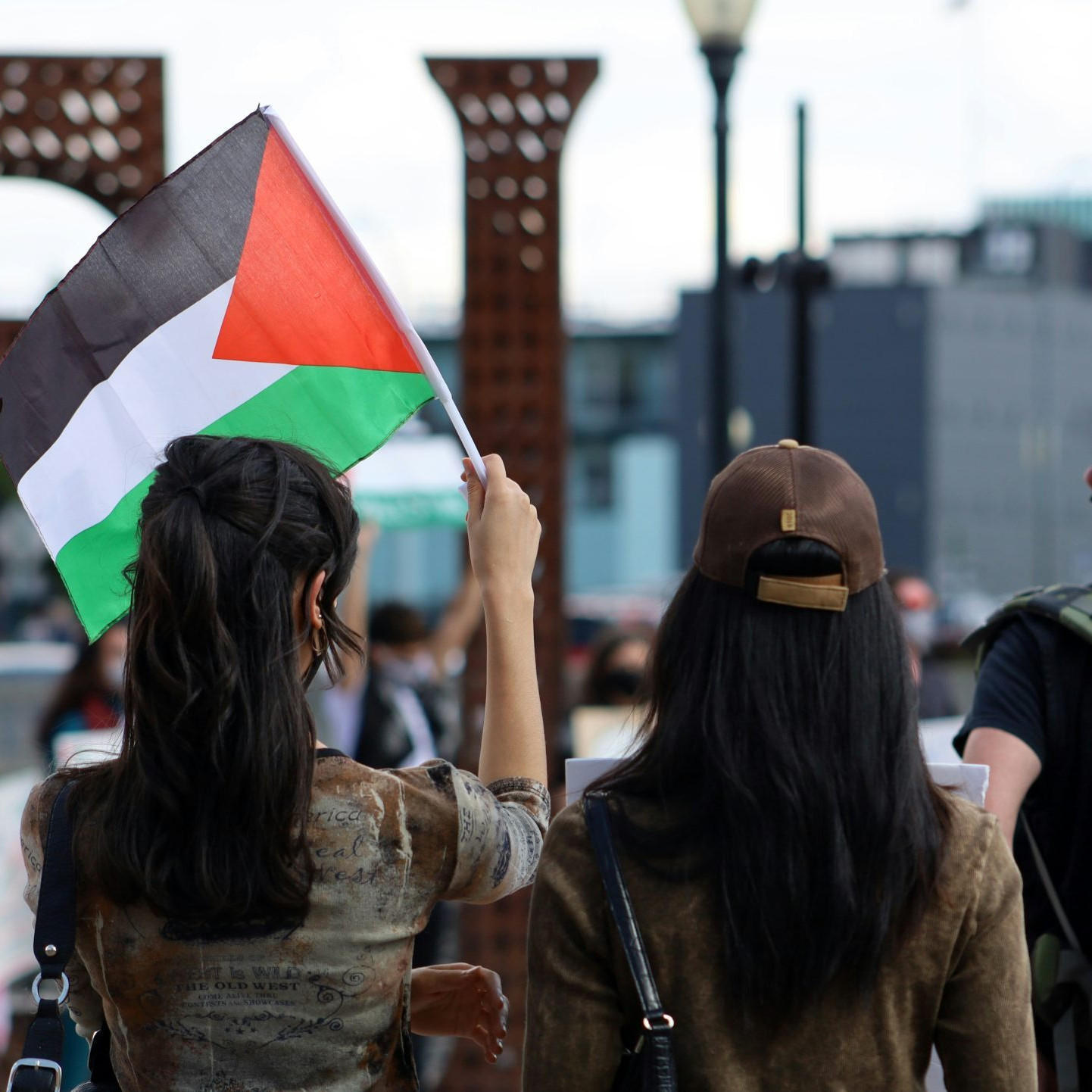Na ilustračnej snímke žena drží v ruke vlajku Palestíny.