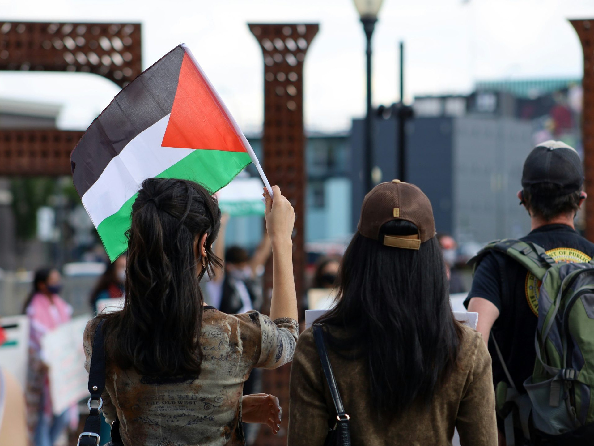 Na ilustračnej snímke žena drží v ruke vlajku Palestíny.