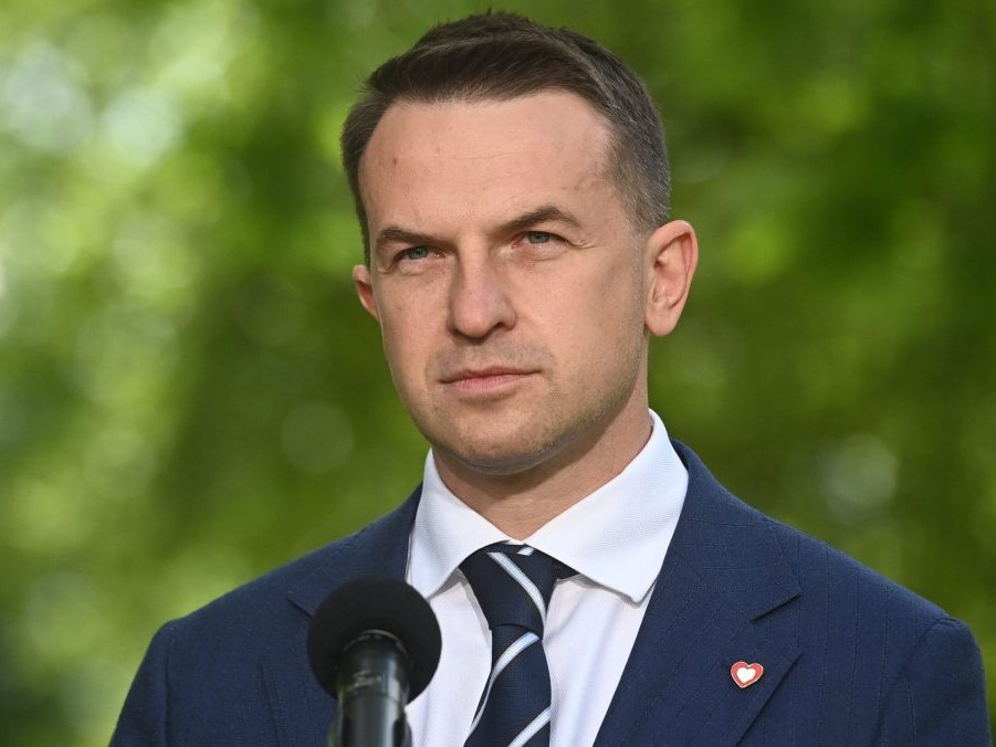 Na snímke hovorca poľskej vlády Adam Szlapka.