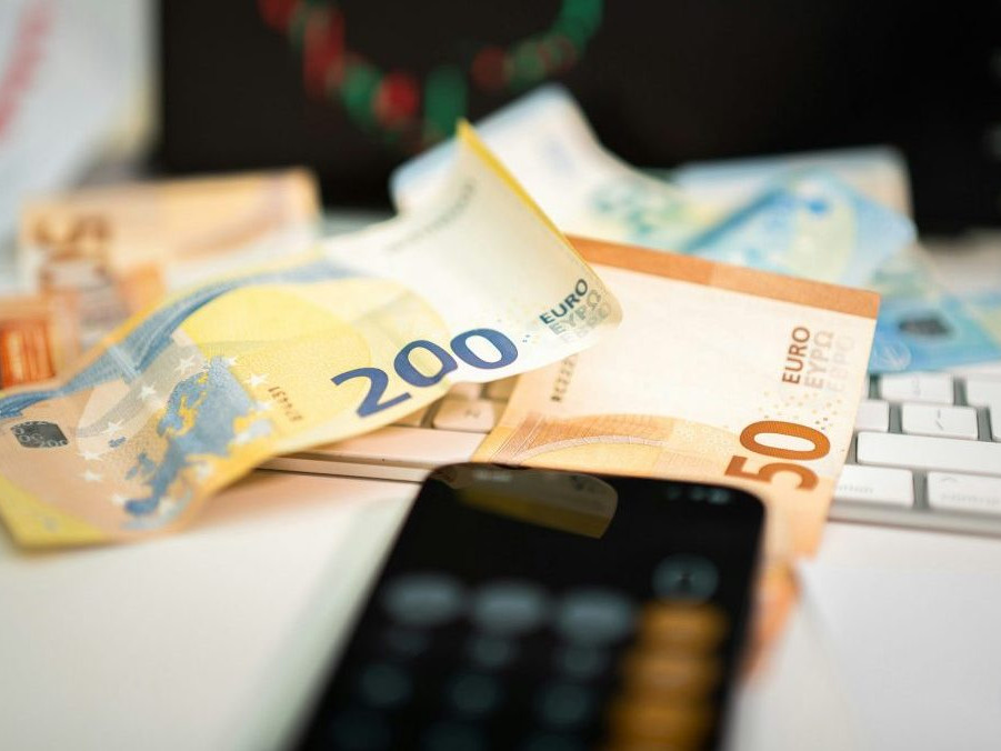 Na ilustračnej snímke kalkulačka s eurovými bankovkami.