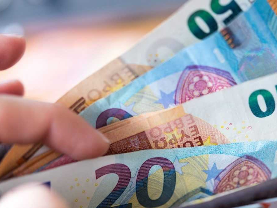 Na ilustračnej snímke eurobankovky.