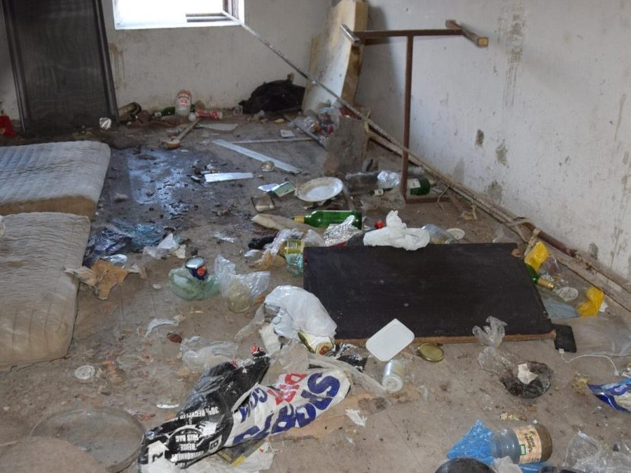 Na snímke miestnosť domu, v nej neporiadok a smeti.