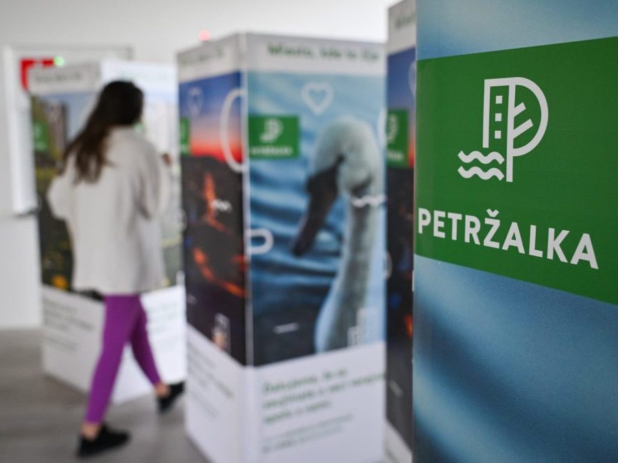 Na snímke volebná miestnosť v Petržalke.