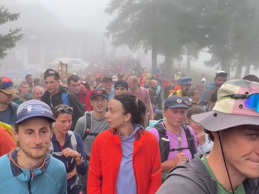 ľudia na pochode v Tatrách