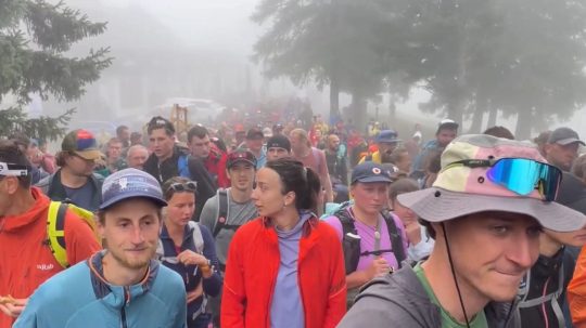 ľudia na pochode v Tatrách