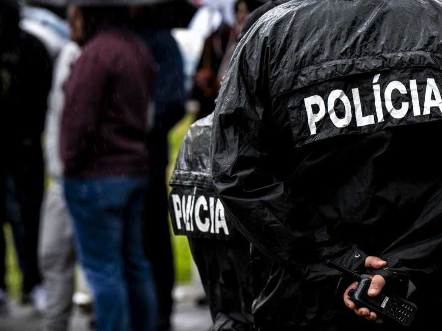 Na snímke polícia.