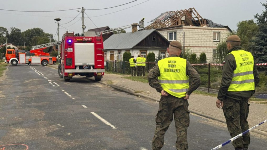 Hasiči a policajti pri rodinnom dome v Poľsku