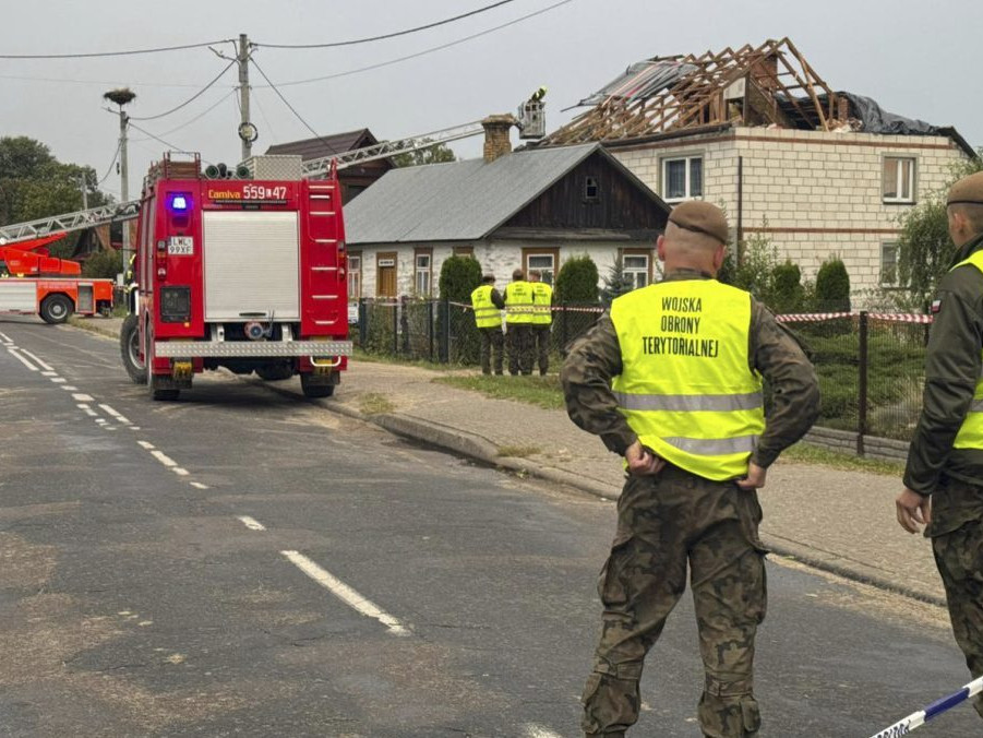 Hasiči a policajti pri rodinnom dome v Poľsku
