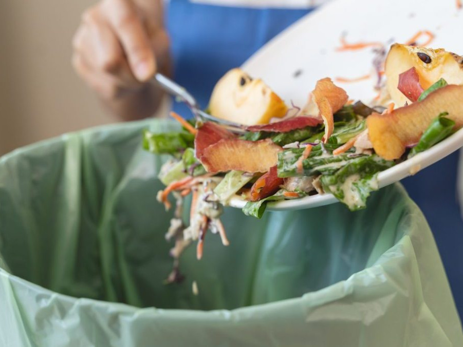 žena vyhadzuje jedlo