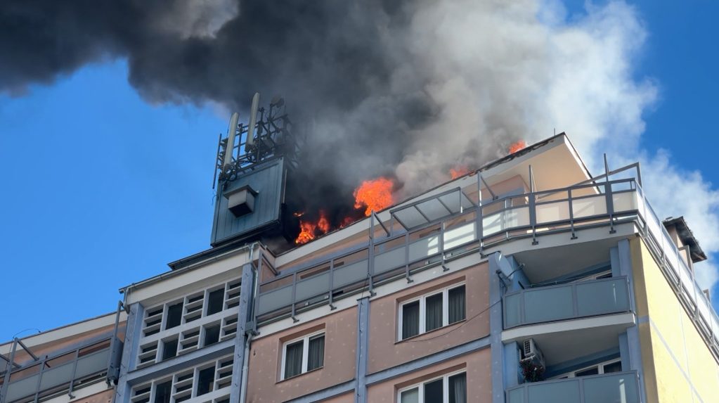 Horí strecha panelovej bytovky v Banskej Bystrici.