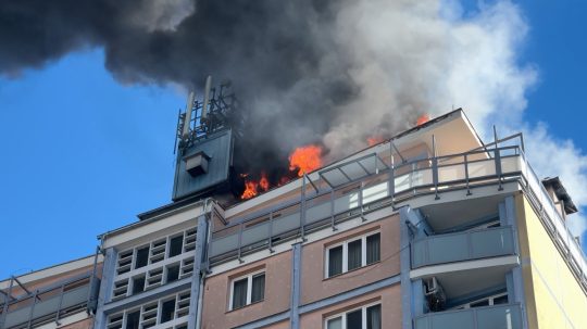 Horí strecha panelovej bytovky v Banskej Bystrici.