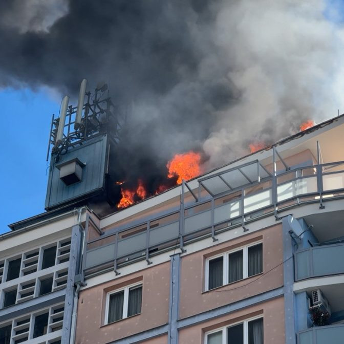Horí strecha panelovej bytovky v Banskej Bystrici.
