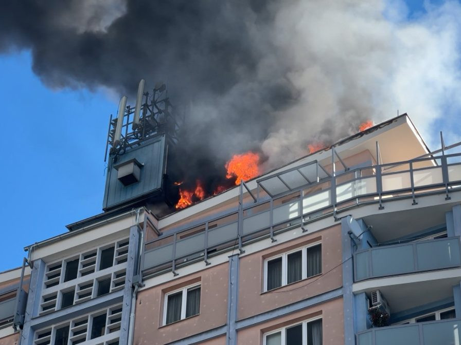 Horí strecha panelovej bytovky v Banskej Bystrici.