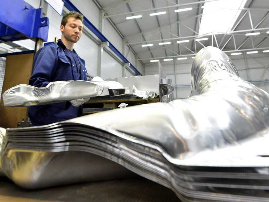 Na snímke pracovník vo výrobnej hale.