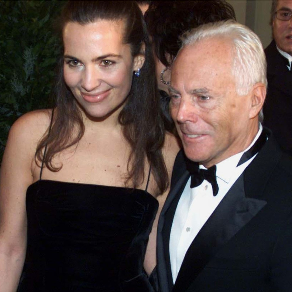 Módny návrhár Giorgio Armani so svojou neterou v roku 2001.