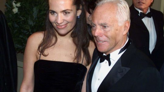 Módny návrhár Giorgio Armani so svojou neterou v roku 2001.
