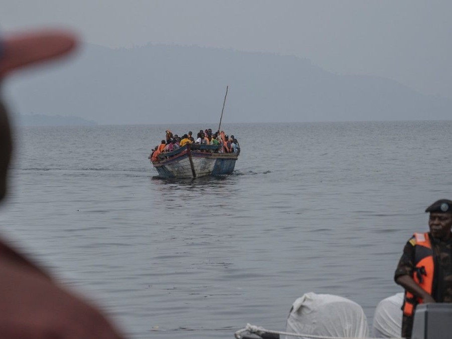 ľudia na lodi v Kongu