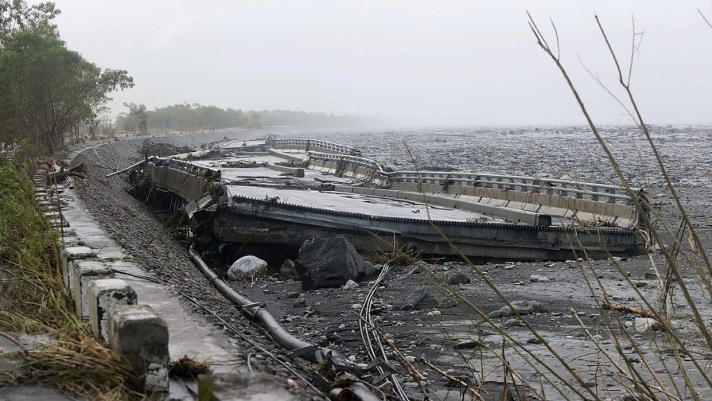 Ã„ÂŒasÃ…Â¥ mosta nad potokom Mataian Creek je zniÃ„ÂenÃƒÂ¡ po pretrhnutÃƒÂ­ priehrady v Hualiene