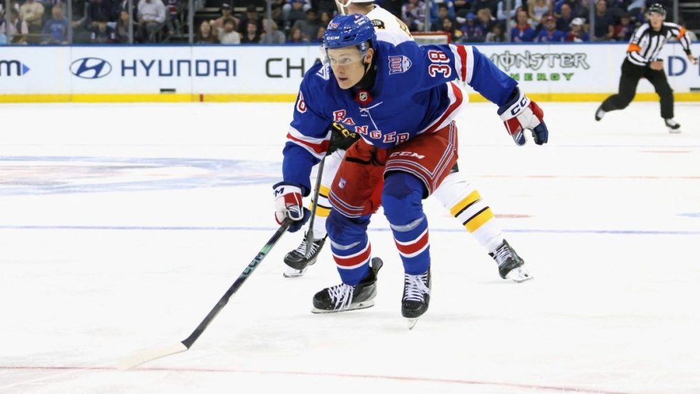 Adam Sýkora v drese New York Rangers.