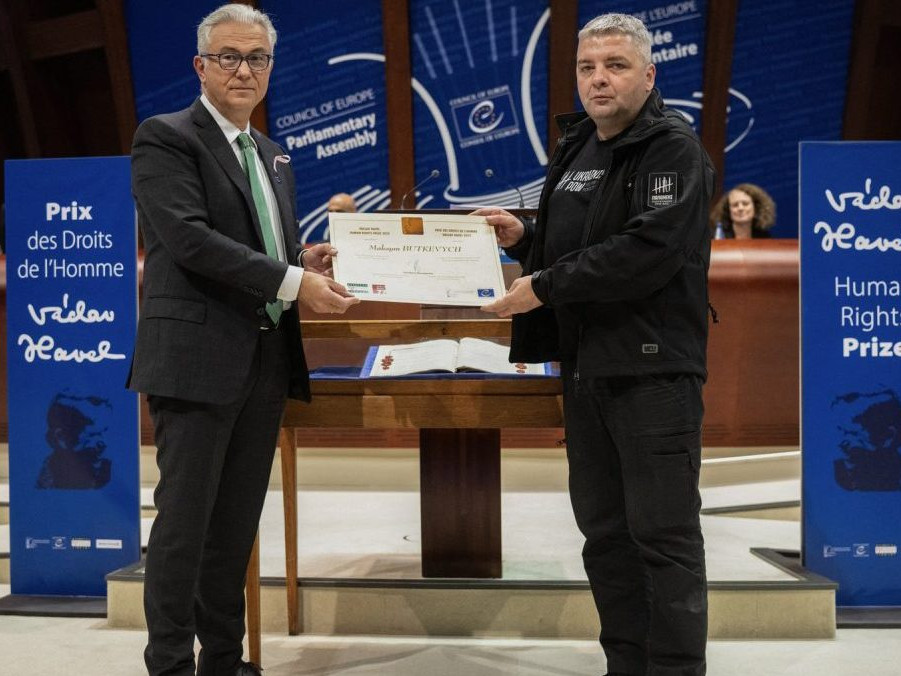 Cenu Václava Havla získal ukrajinský novinár Maksym Butkevyč. Po prepustení z ruského zajatia si ju prevzal osobne