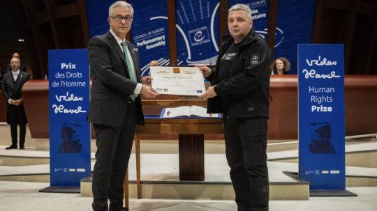 Cenu Václava Havla získal ukrajinský novinár Maksym Butkevyč. Po prepustení z ruského zajatia si ju prevzal osobne