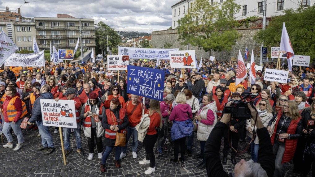 ľudia protestujú
