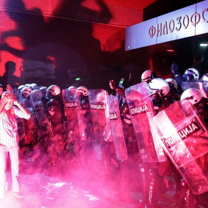 Pri protestoch v Srbsku sa zranilo najmenej 13 policajtov. Desiatky demonštrantov zadržali
