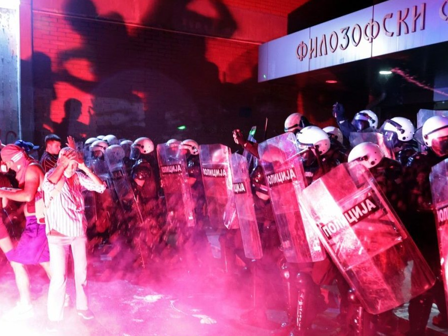 Pri protestoch v Srbsku sa zranilo najmenej 13 policajtov. Desiatky demonštrantov zadržali