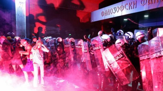 Pri protestoch v Srbsku sa zranilo najmenej 13 policajtov. Desiatky demonštrantov zadržali