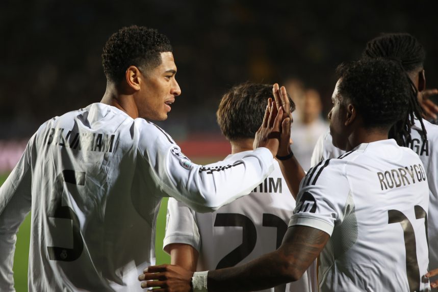 Na snímke Jude Bellingham (vľavo) a Rodrygo z Realu Madrid.