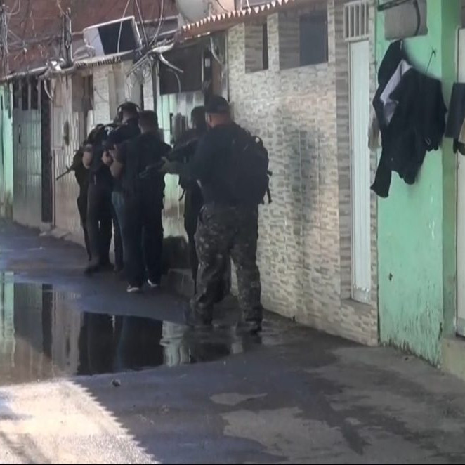 Na snímke brazíslki policajti počas zásahu.
