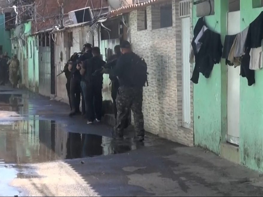 Na snímke brazíslki policajti počas zásahu.