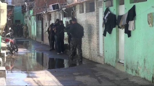Na snímke brazíslki policajti počas zásahu.
