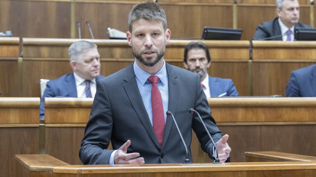 SR NRSR 4.schôdza odvolávanie Šutaj Eštok BAX Mimoriadna schôdza, na ktorej má Šutaj Eštok čeliť odvolávaniu Na snímke v popredí podpredseda NR SR Michal Šimečka (PS), v pozadí zľava predseda vlády Robert Fico (Smer-SD), minister obrany Robert Kaliňák (obaja Smer-SD) a podpredseda NR SR Andrej Danko (SNS).