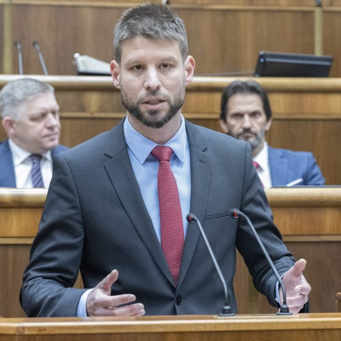 SR NRSR 4.schôdza odvolávanie Šutaj Eštok BAX Mimoriadna schôdza, na ktorej má Šutaj Eštok čeliť odvolávaniu Na snímke v popredí podpredseda NR SR Michal Šimečka (PS), v pozadí zľava predseda vlády Robert Fico (Smer-SD), minister obrany Robert Kaliňák (obaja Smer-SD) a podpredseda NR SR Andrej Danko (SNS).