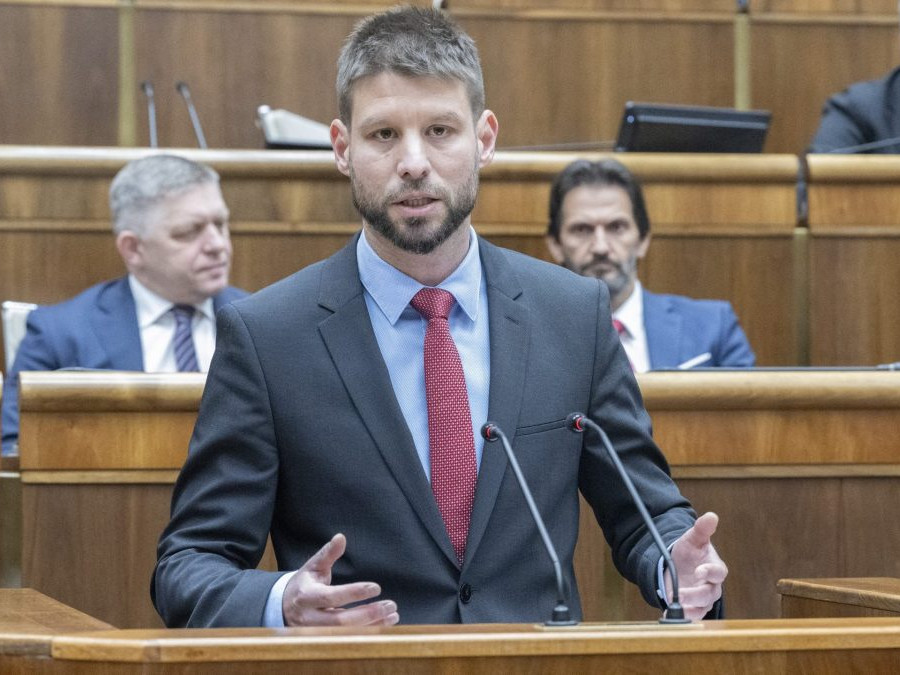 SR NRSR 4.schôdza odvolávanie Šutaj Eštok BAX Mimoriadna schôdza, na ktorej má Šutaj Eštok čeliť odvolávaniu Na snímke v popredí podpredseda NR SR Michal Šimečka (PS), v pozadí zľava predseda vlády Robert Fico (Smer-SD), minister obrany Robert Kaliňák (obaja Smer-SD) a podpredseda NR SR Andrej Danko (SNS).