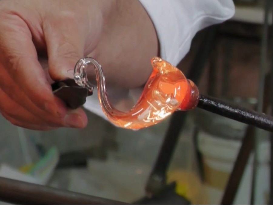 Na ilustračnej snímke proces výroby sklenenej dekorácie.