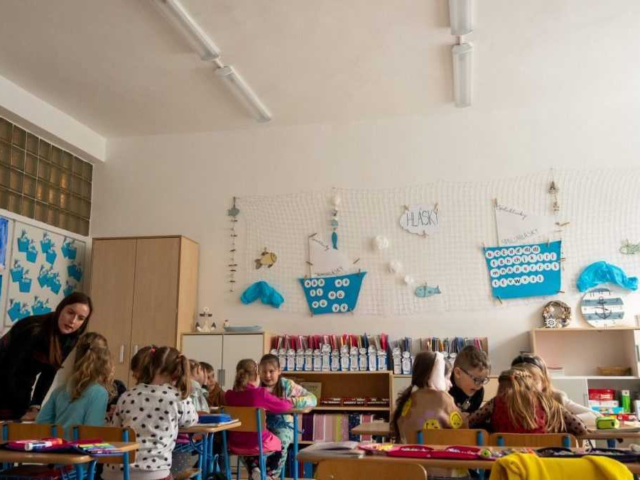 Na ilustračnej snímke trieda so žiakmi.